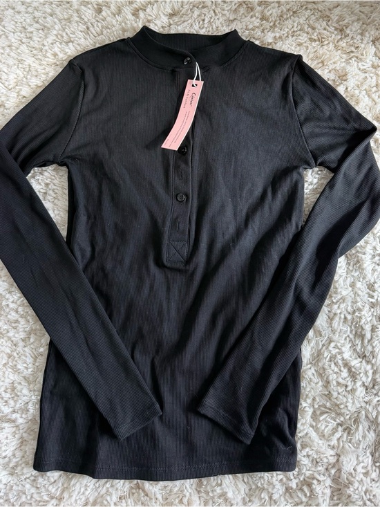 Qinsen Tops - Ribbed Long Sleeve Henley Top in Black - Unbranded
